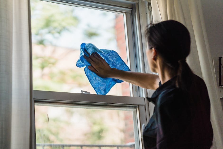  Fotografie von einem sauberen Fenster zeigend, wie man Blütenstaub entfernt