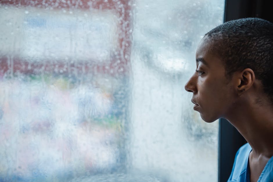 Fensterglas mit Wassertropfen bedeckt