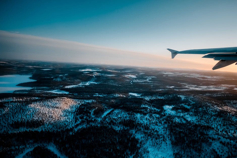  Abbildung eines Flugzeugfensters mit der Erklärung: Warum es im Flugzeug Fenster gibt