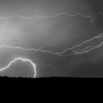 Warnung vor Gefahren durch Gewitter: Stehenbleiben vom Fenster