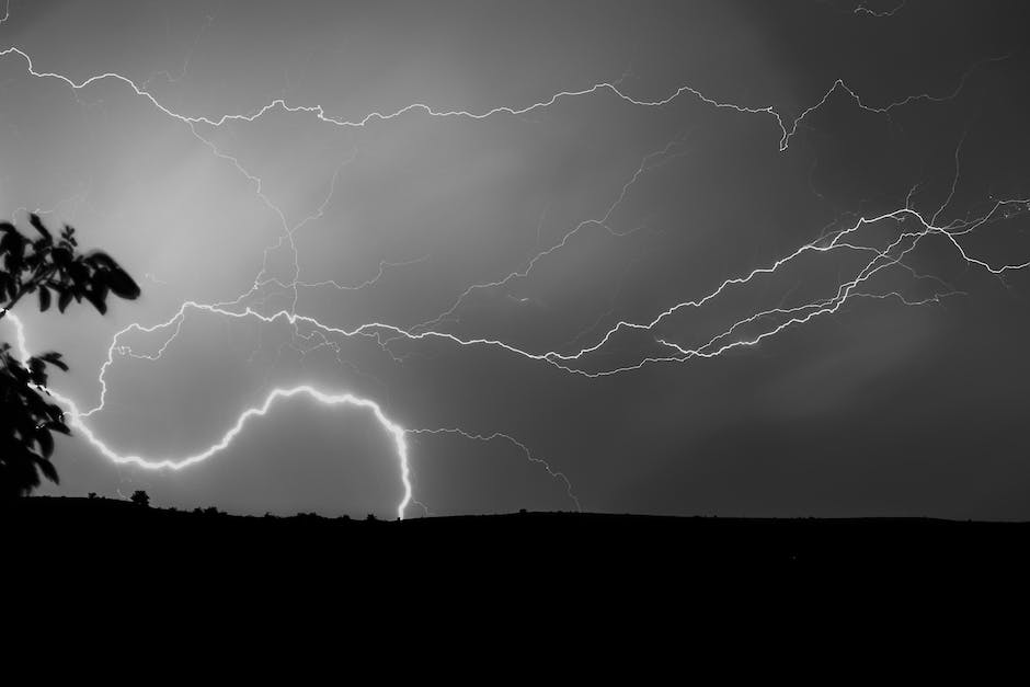 Warnung vor Gefahren durch Gewitter: Stehenbleiben vom Fenster